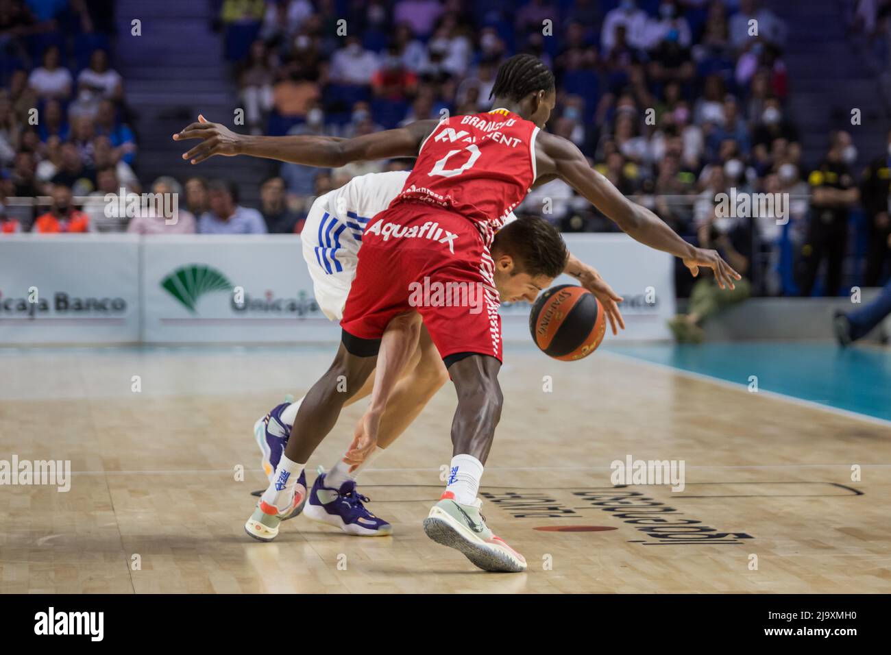 Madrid, España. 25th de mayo de 2022. Brancou Radio (rojo) durante la  victoria del Real Madrid sobre Baxi Manresa (93 - 76) en Liga Endesa  Playoff 2022 ronda 1 partido 1 celebrado