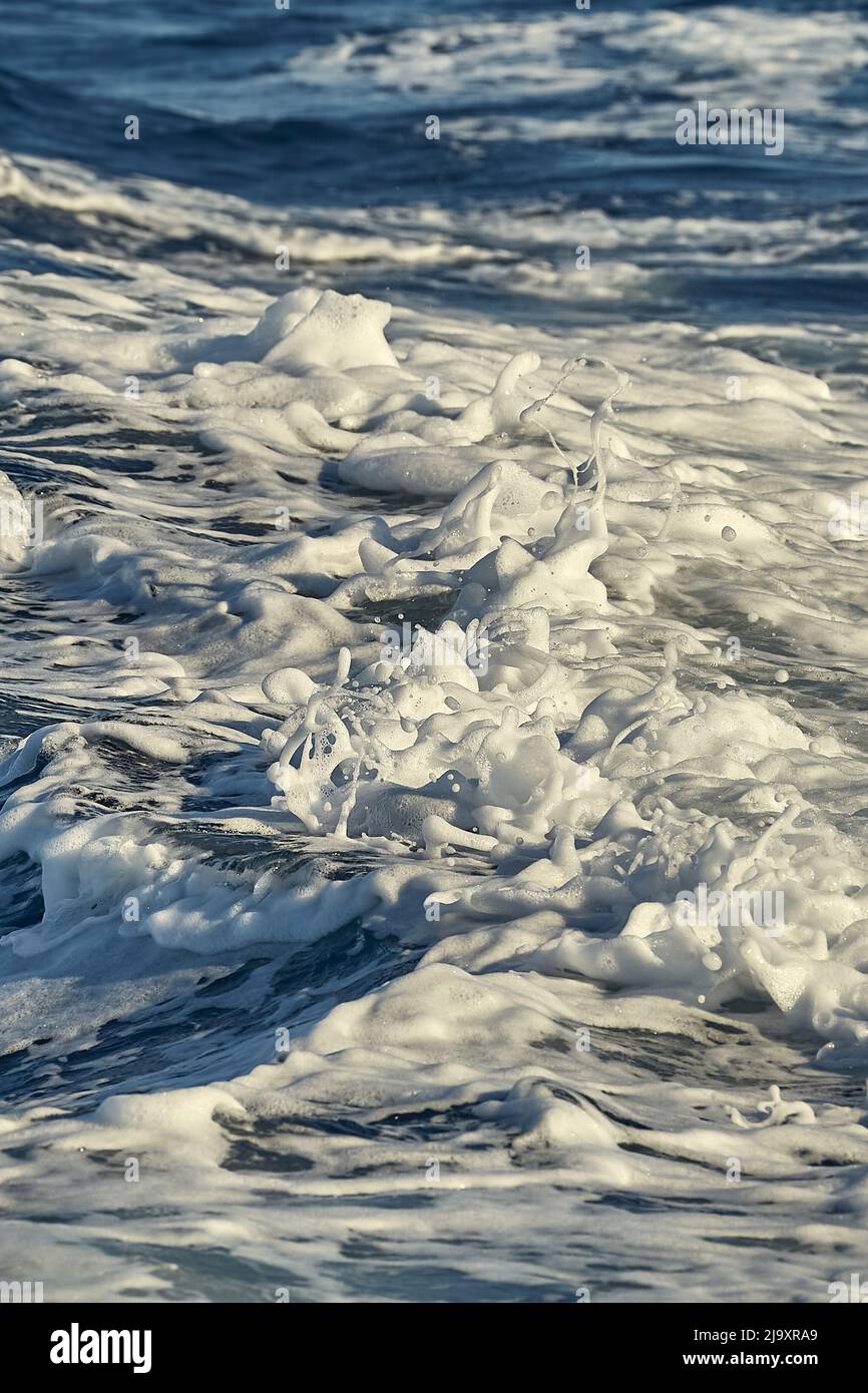 Olas con espuma splasing en agua de mar Foto de stock