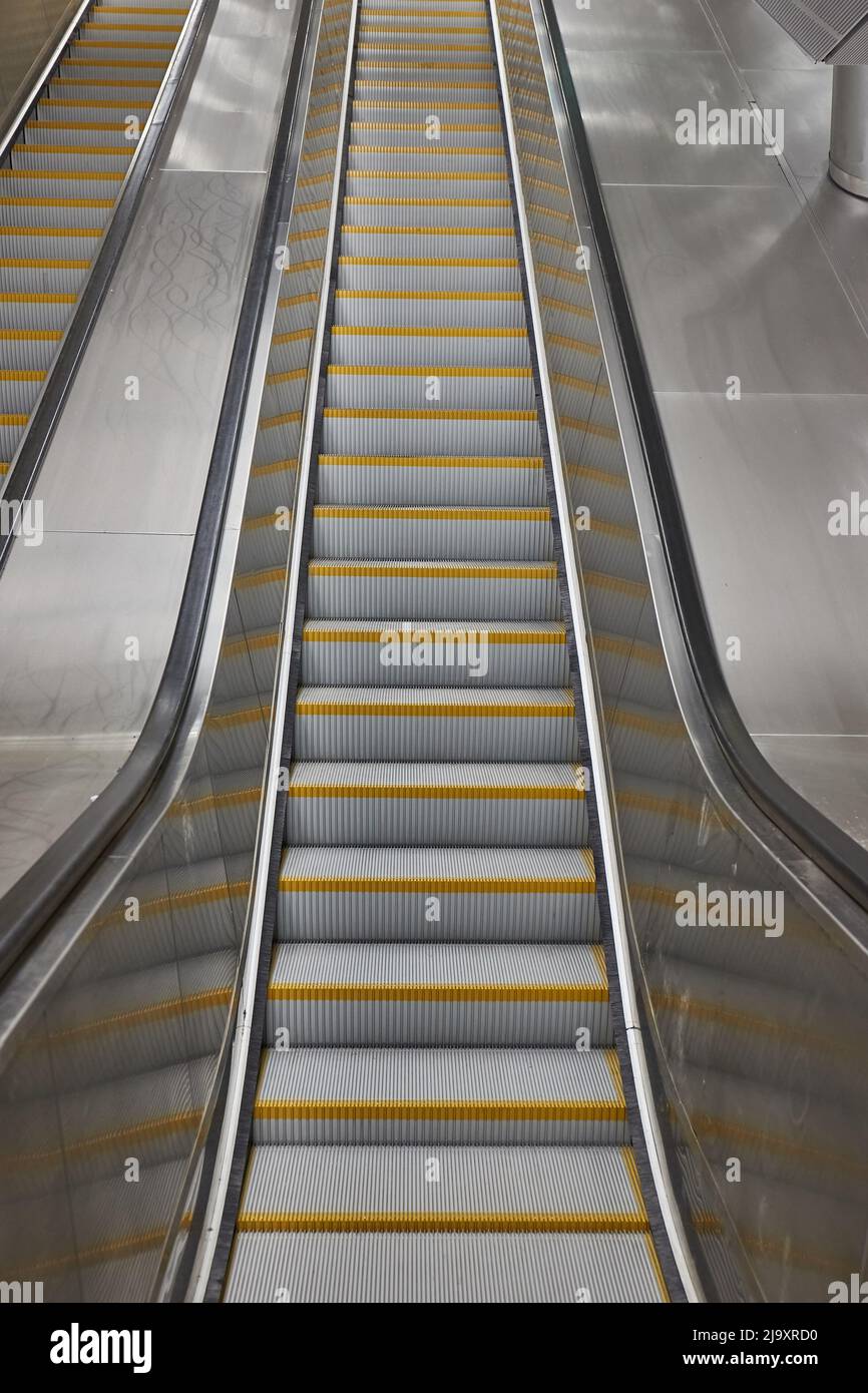 Escalera mecánica de una estación de metro Foto de stock