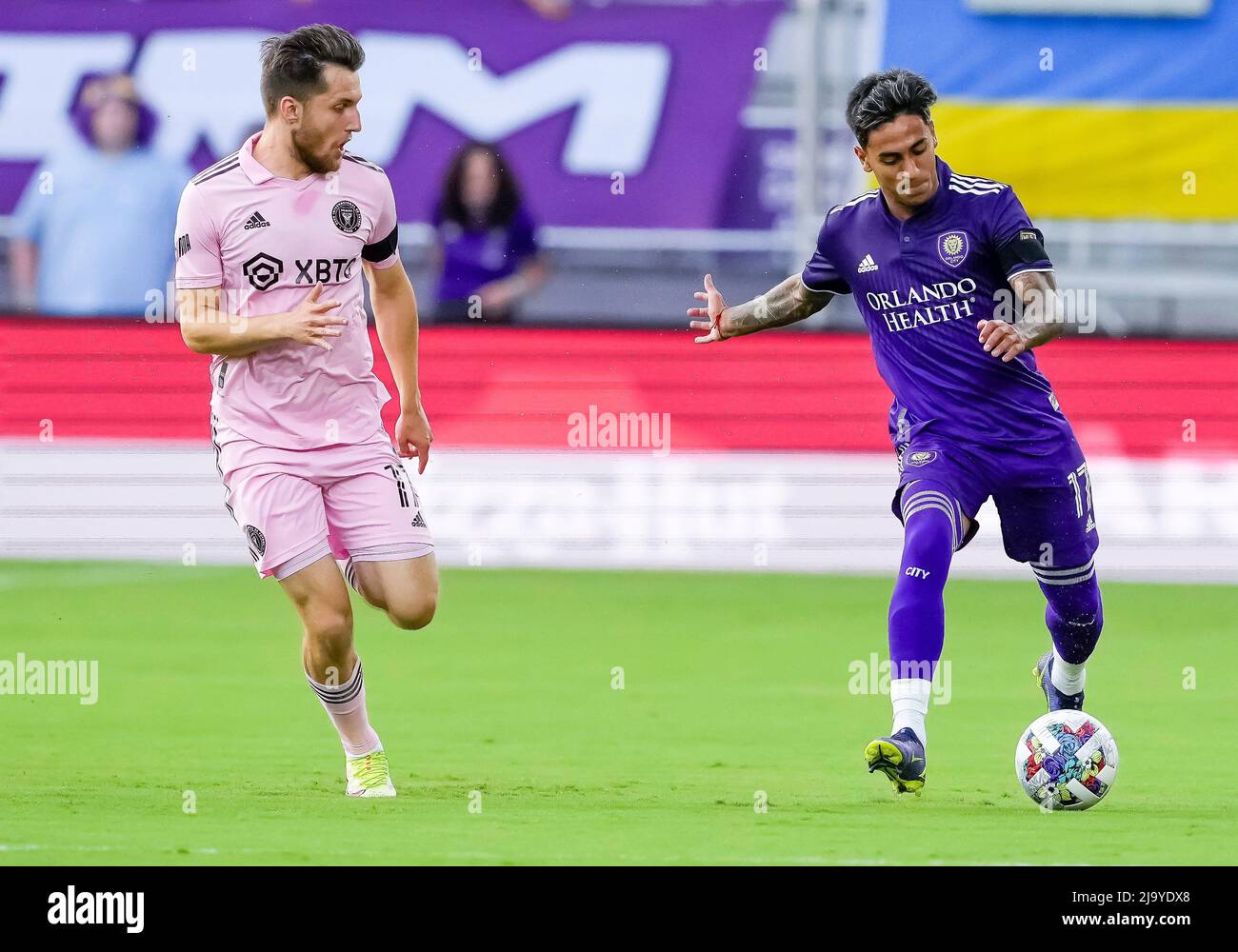 ORLANDO, FL - 25 DE MAYO: Orlando City Forward Facundo Torres (17) pasa