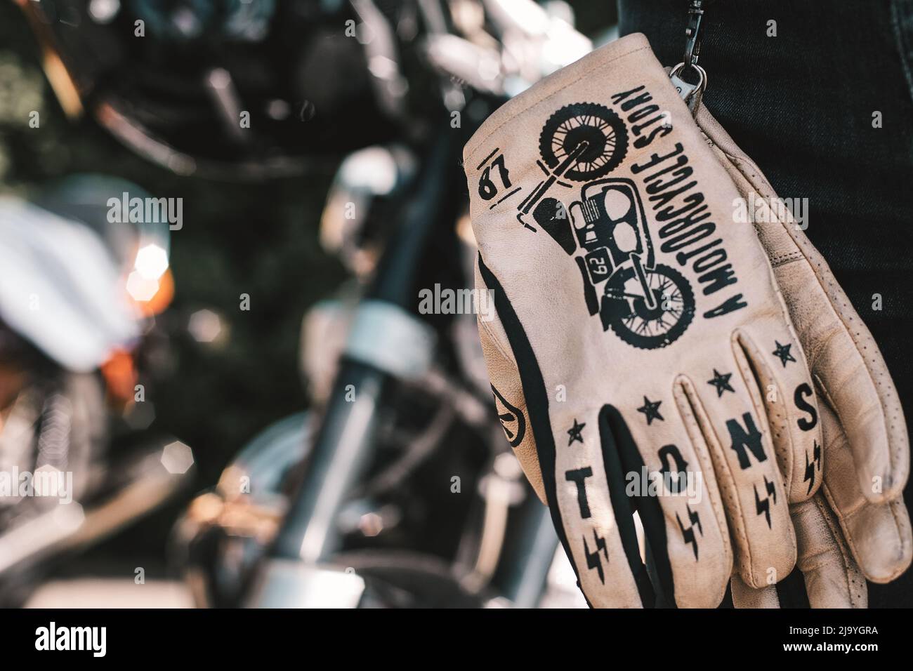 Distinguido Gentleman's Ride 2022 en Bucarest Rumanía Mayo, triunfo clásico motocicleta evento caballeros Ride clásico motocicleta y ropa clásica Foto de stock