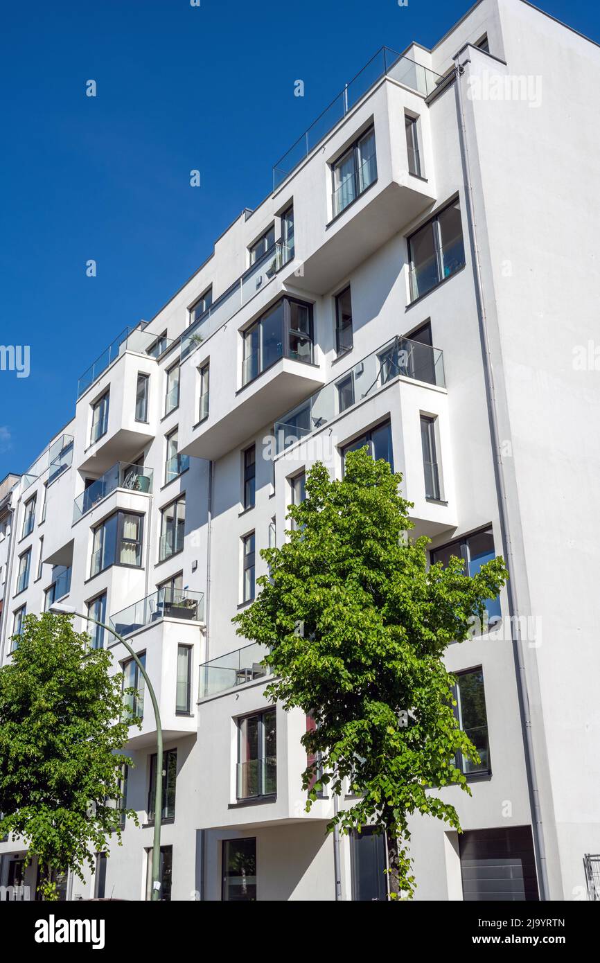 Casa de apartamentos moderno, blanco visto en Berlín, Alemania Foto de stock