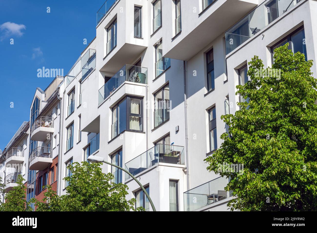 Moderno edificio de apartamentos blanco visto en Berlín, Alemania Foto de stock