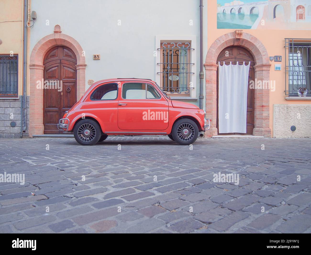 RIMINI, Italia, del 22 de julio de 2017: Fiat 500 D en las calles de la ciudad Foto de stock