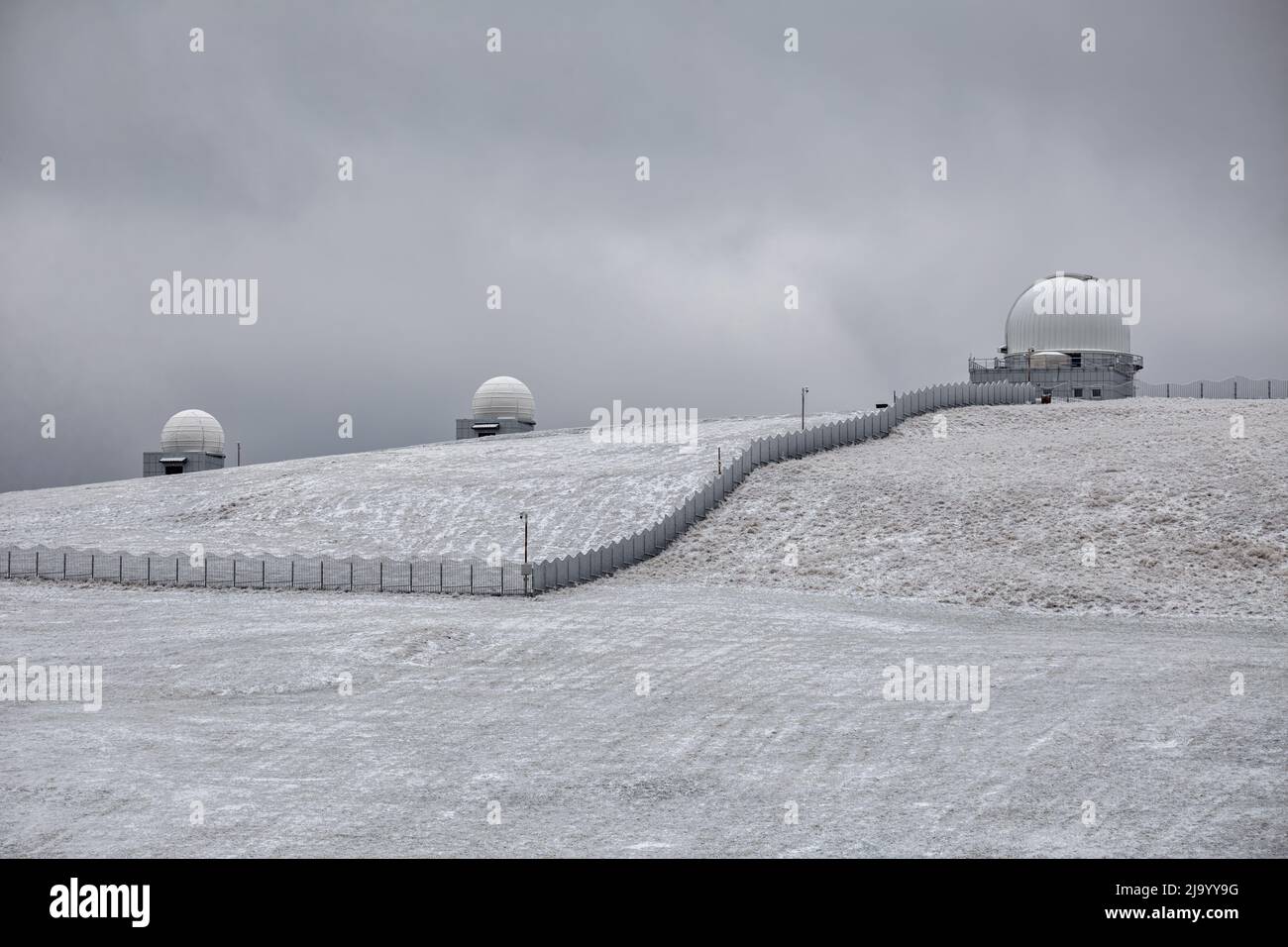 Telescopios del Observatorio Caucásico de Montaña en la Meseta de Shadzhatmaz, Cáucaso Norte Foto de stock