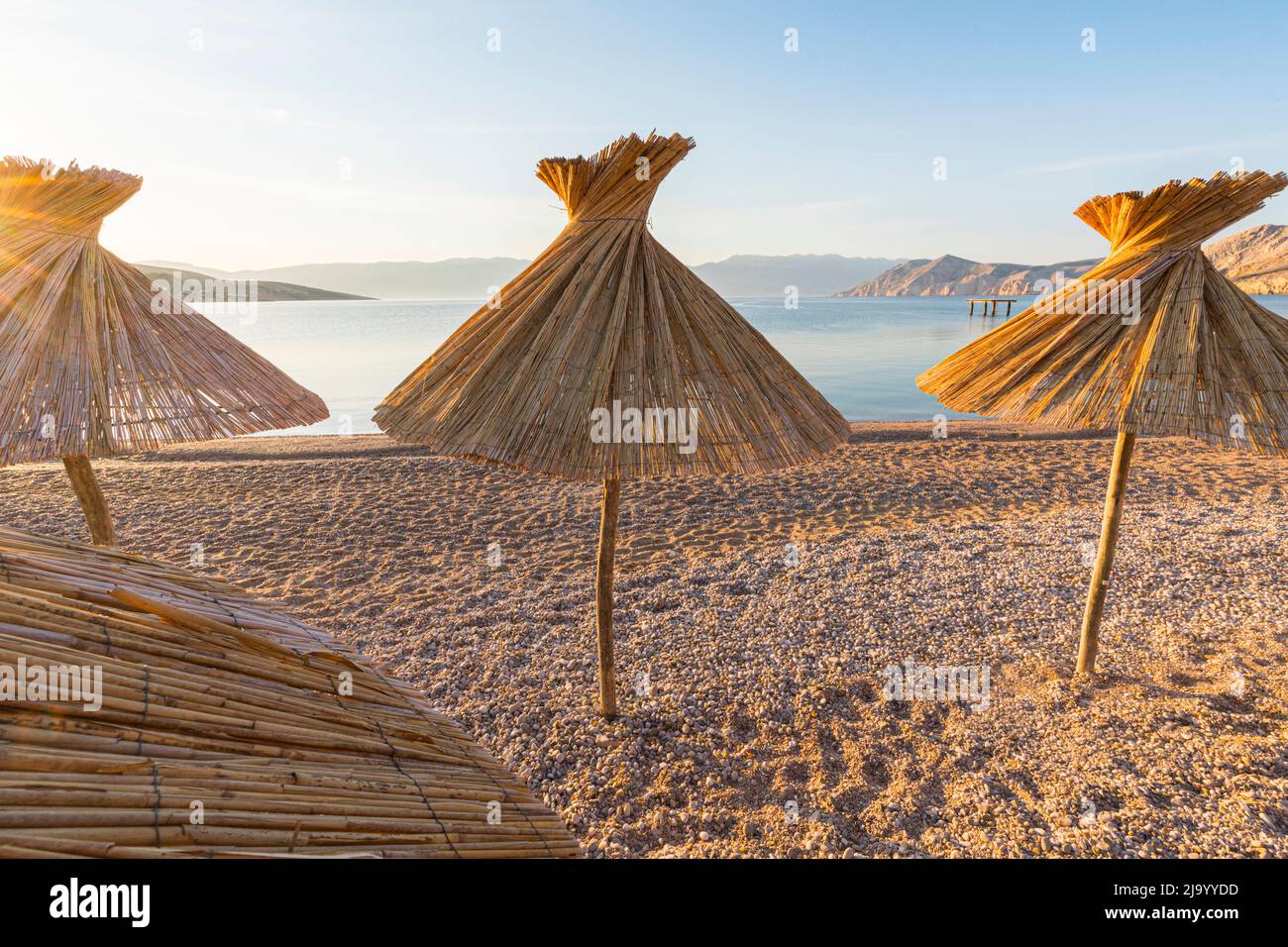 Desbarellados de paja en la playa Foto de stock