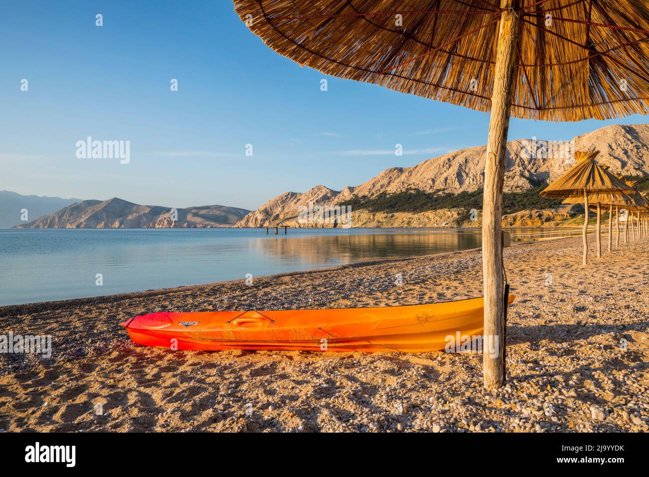 Kayak en la playa de arena Foto de stock