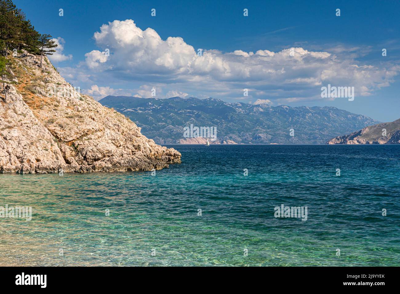 Playa en la isla Krk, una vista a la Velebit Foto de stock