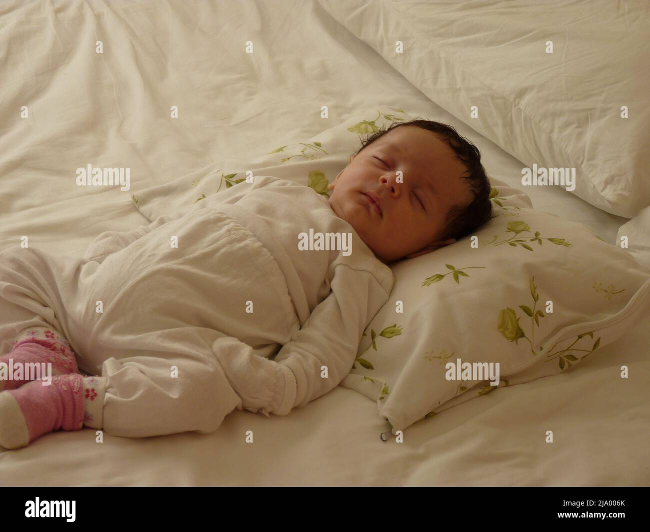 el bebé recién nacido duerme en la cuna. Tiene guantes para no rasque cara Fotografía de stock - Alamy