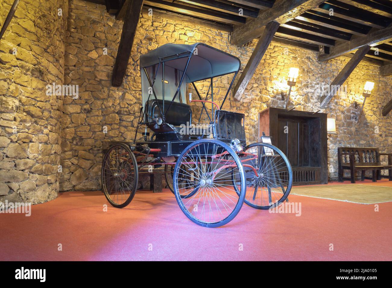 GALDAMAS, ESPAÑA-8 DE AGOSTO de 2021: 1898 Allen Runabout Carro sin cuernos en Torre Loizaga (Miguel de la Via) Museo del Automóvil Foto de stock