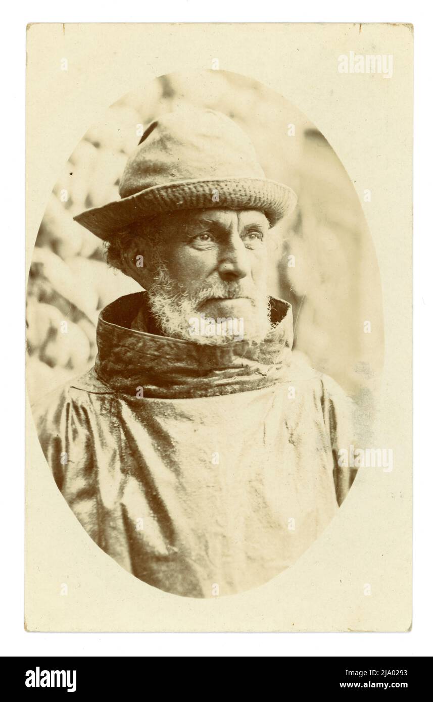 Postal original de los pescadores más antiguos con un impermeable y sombrero, probablemente un pescador de arenque, Norfolk, posiblemente Sheringham, Reino Unido, con fecha de septiembre de 1913 Foto de stock