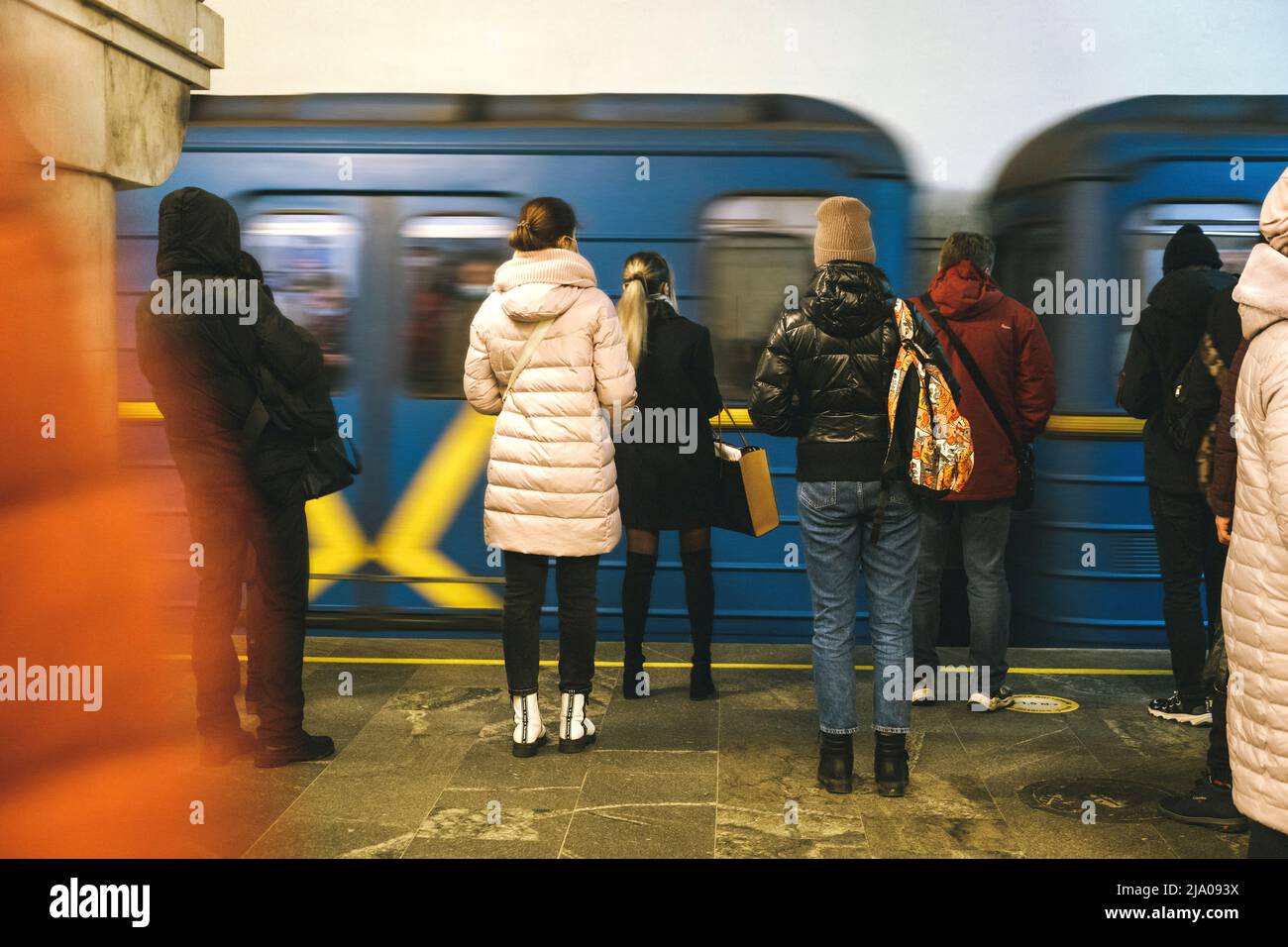 Estación de metro en KievVarious gente parada en la estación de metro, esperando su tren para ir a la web, escena de la vida de la ciudad, concepto de historia social. Estación de metro Foto de stock