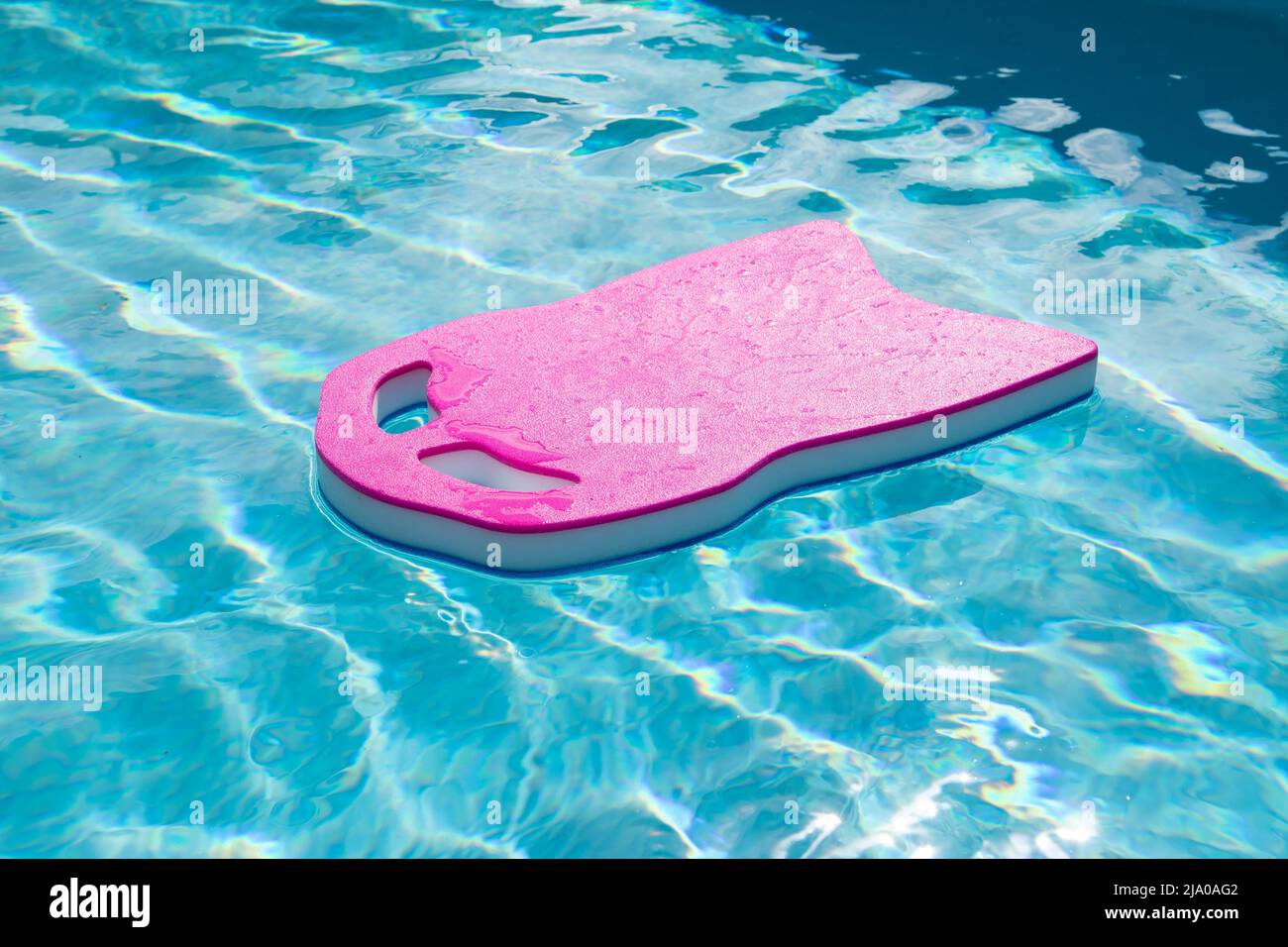 Tabla flotante en la piscina para aprender a nadar. Foto de stock