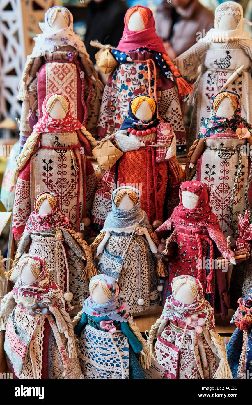 Un recuerdo ruso tradicional es una muñeca de trapo. Una familia de muñecas  de trapo rusas sobre un fondo de madera Fotografía de stock - Alamy