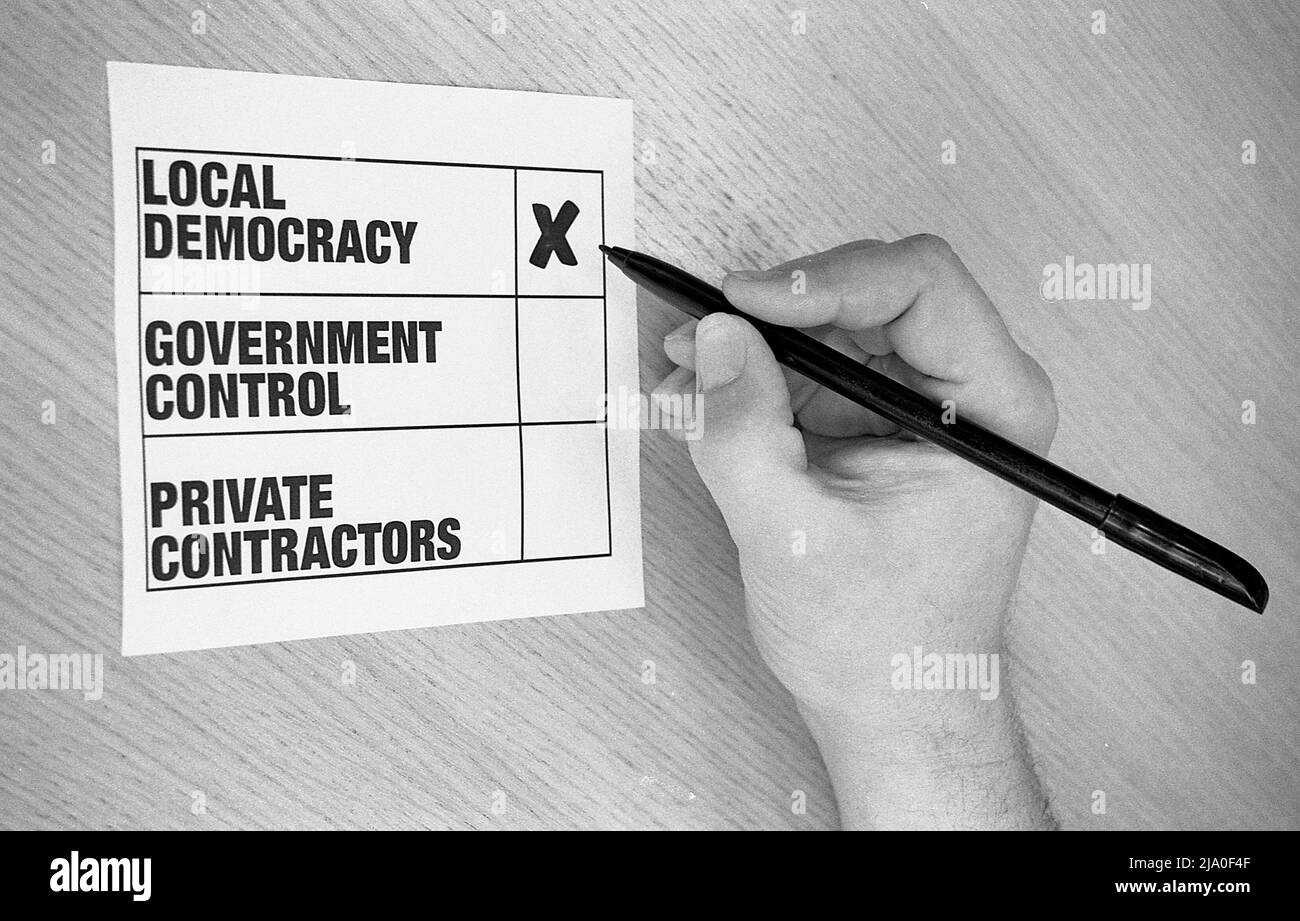 Una papeleta en blanco y negro que muestra una cruz contra la opción de la democracia local. Una papeleta de votación política utilizada como indicación de quién votar. ALAN WYLIE/ALAMAY©. Foto de stock