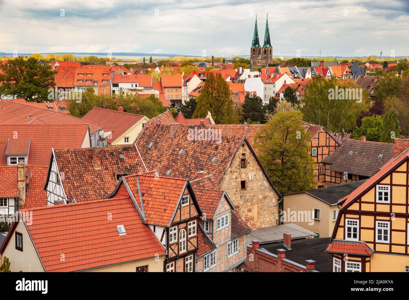 Vista sobre la ciudad de Quedlinburg, cerca de las montañas de Harz. Sajonia-anhalt, Alemania Foto de stock