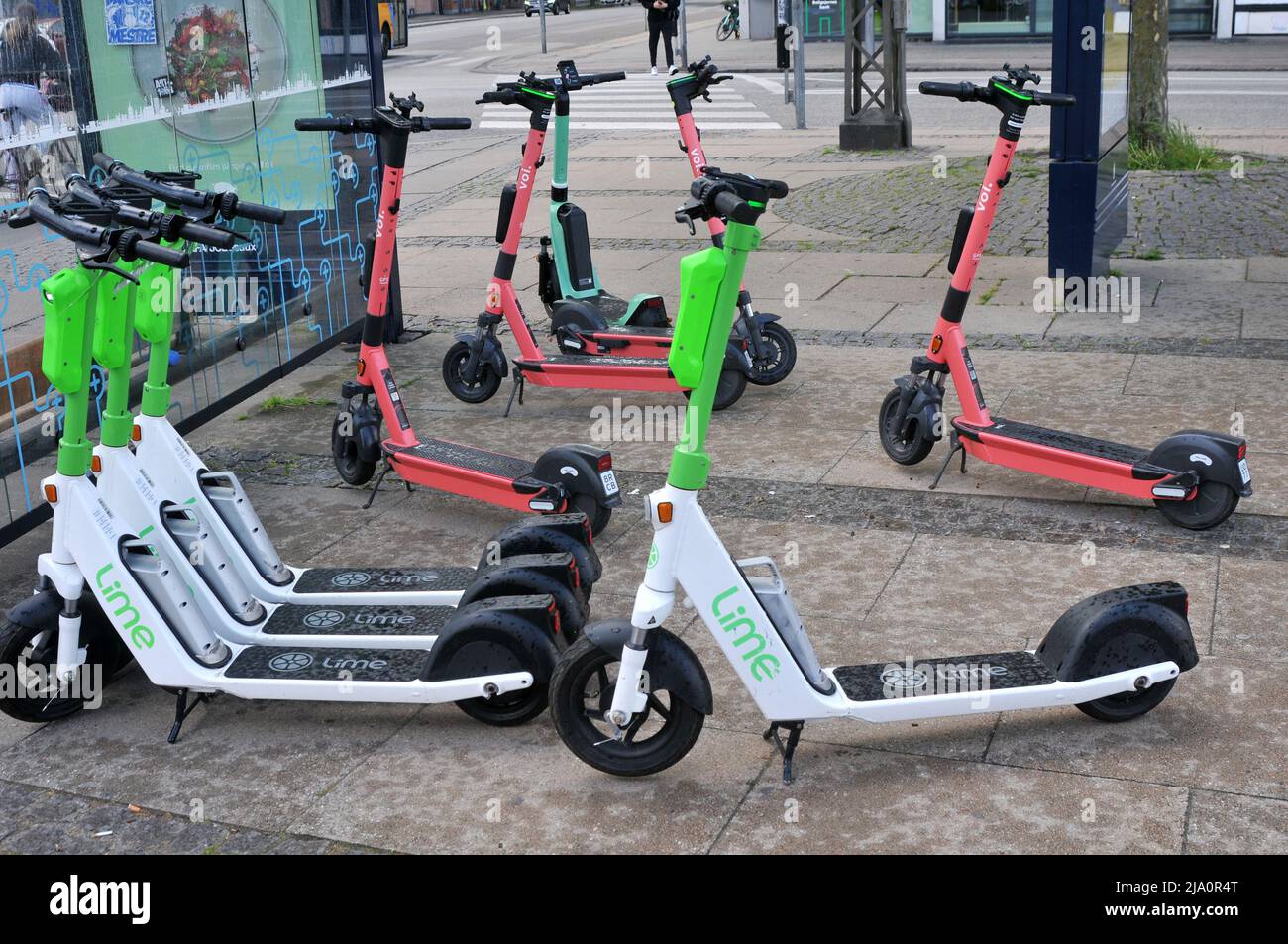 Copenhague/Dinamarca/26 de mayo de 2022/Varios scooters eléctricos en la  capital danesa Copenhague, Dinamarca. (Foto..Francis Dean/Deanpictures  Fotografía de stock - Alamy