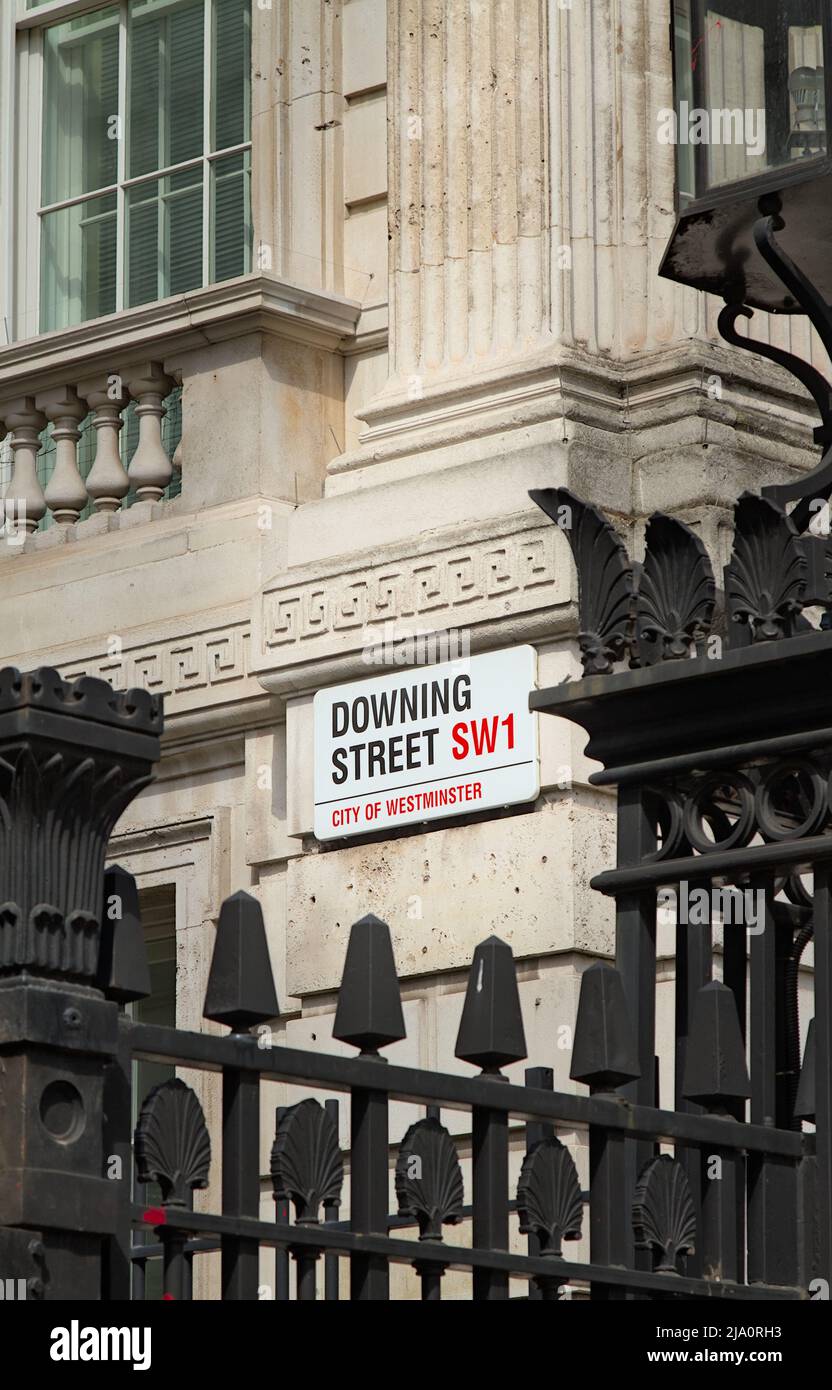 Downing Street Signo SW1 visto a través de Metal Protective Fence fuera de 10 Downing Street Londres Reino Unido Foto de stock