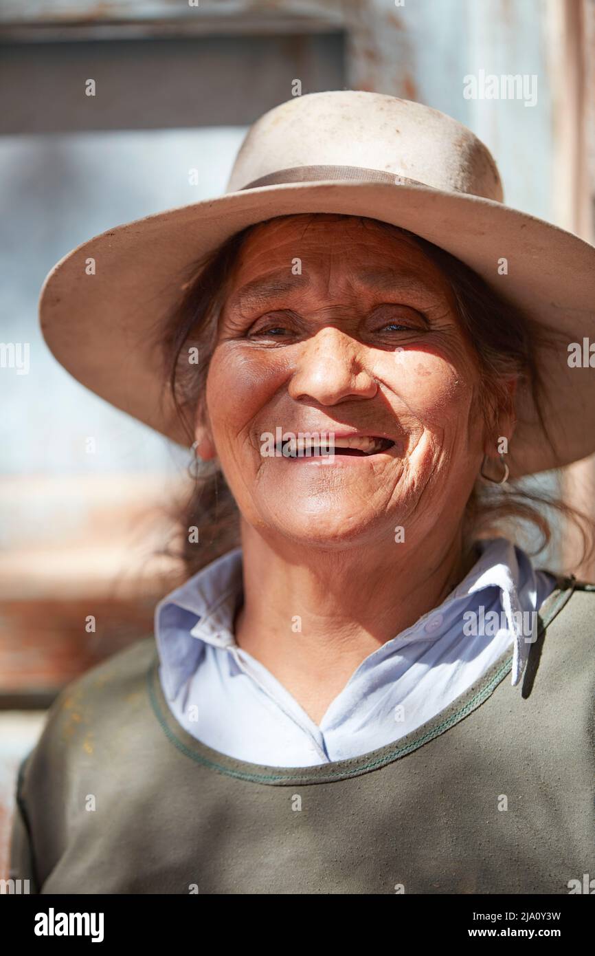 Retrato de una anciana sonriente del norte de Argentina, cerca de Humahuaca, provincia de Jujuy. Foto de stock