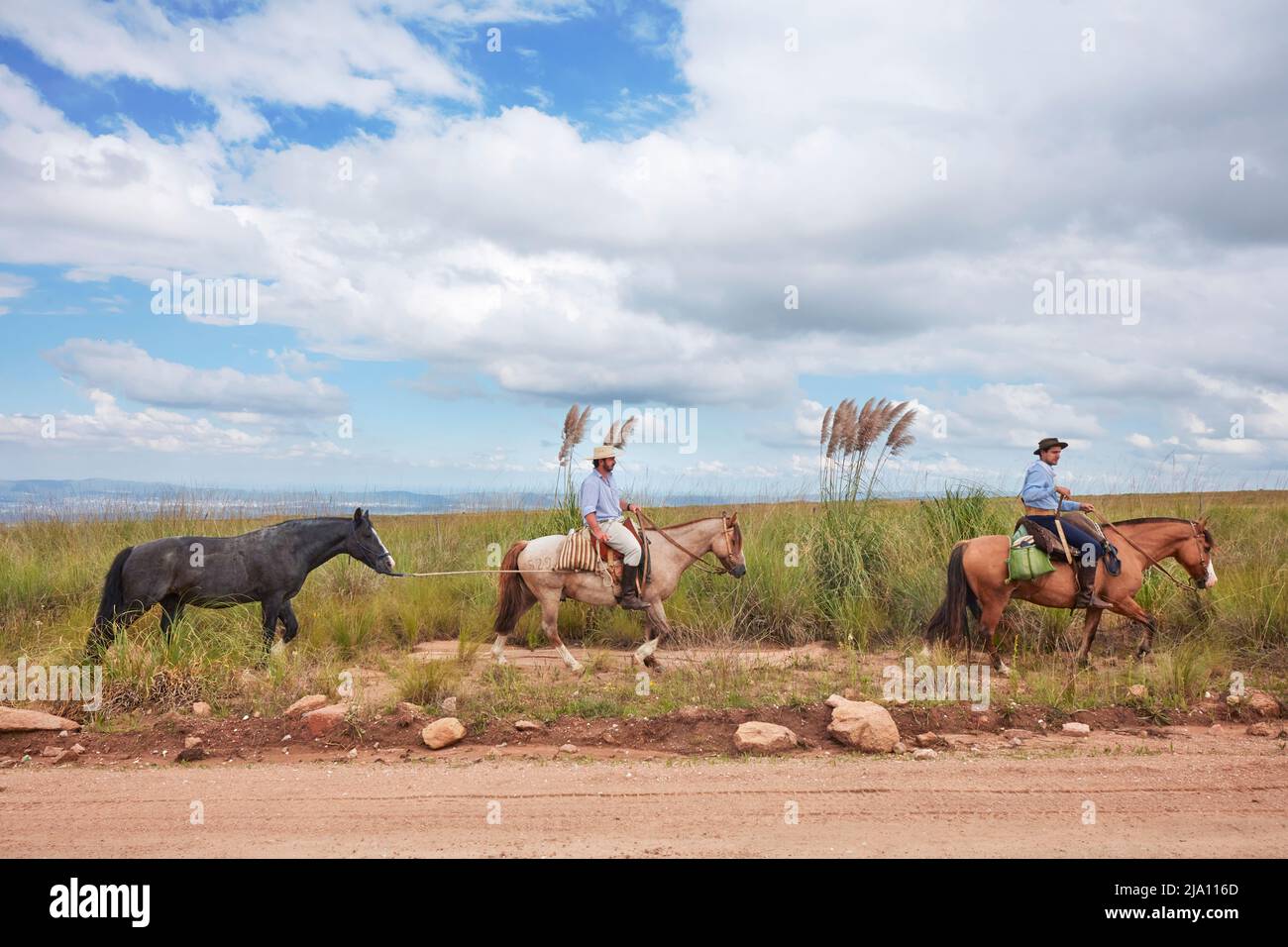 Gauchos a caballo en el camino a las Altas Cumbres, Córdoba, Argentina. Foto de stock