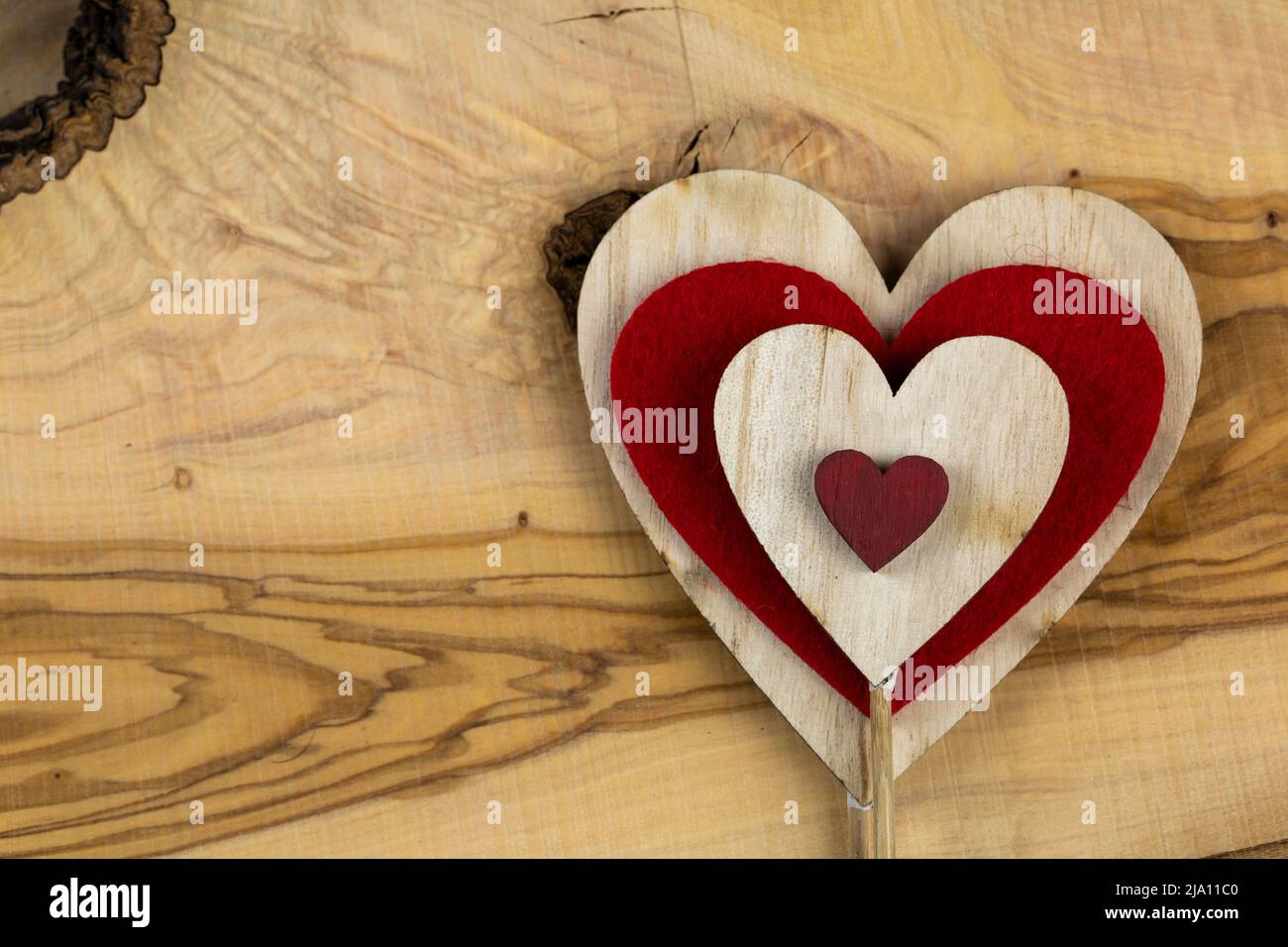 Concepto del Día de San Valentín, Corazones de madera en la mesa Foto de stock