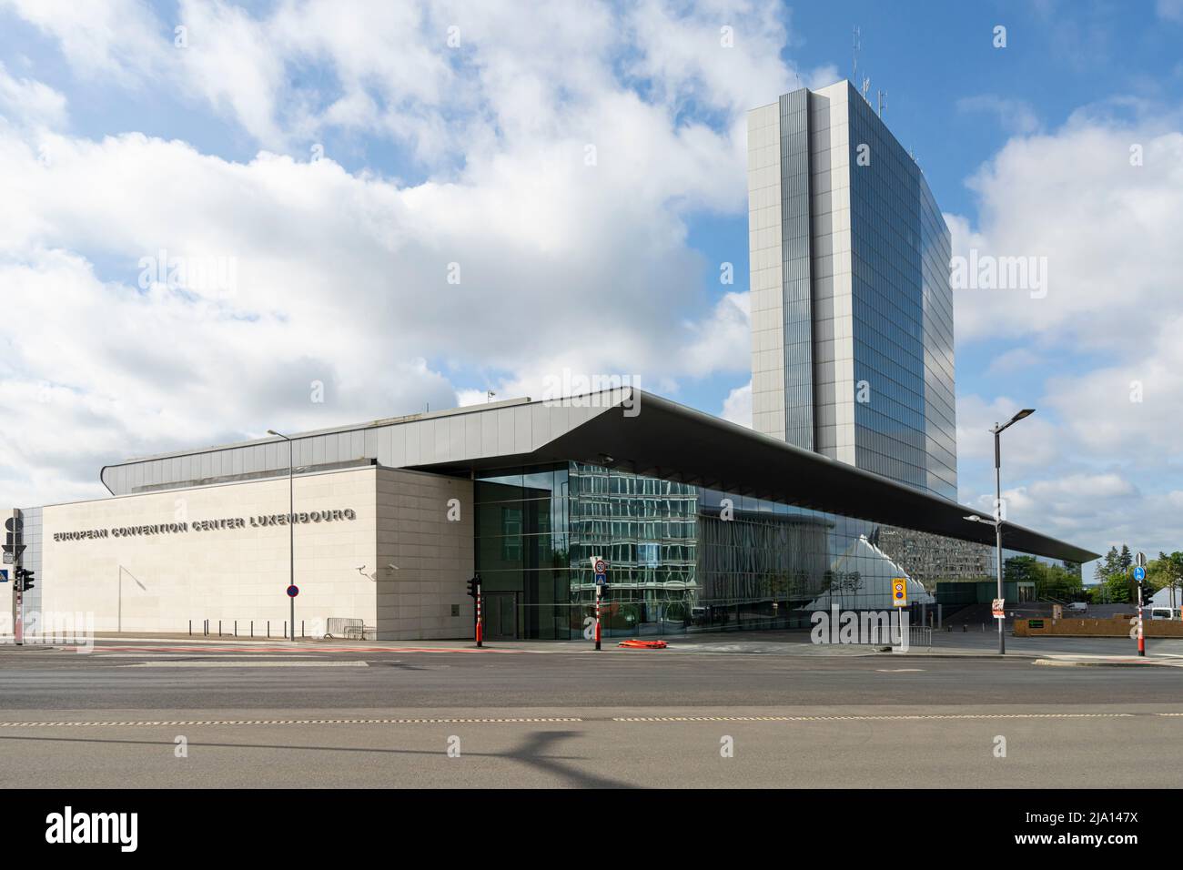 Luxemburgo, mayo de 2022. Vista exterior del Centro Europeo de Convenciones en el centro de la ciudad Foto de stock