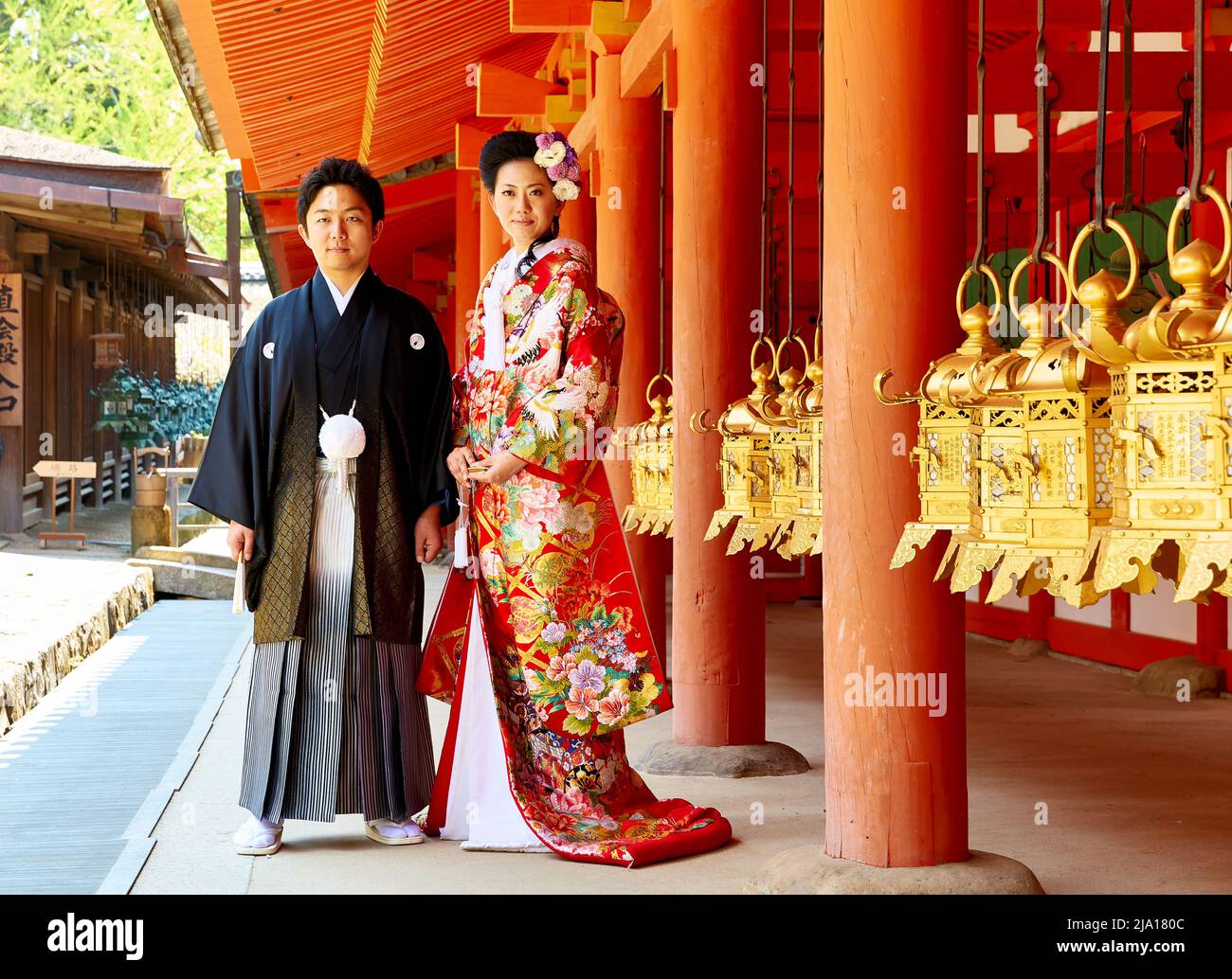 Kimono de boda rojo fotografías e imágenes alta resolución