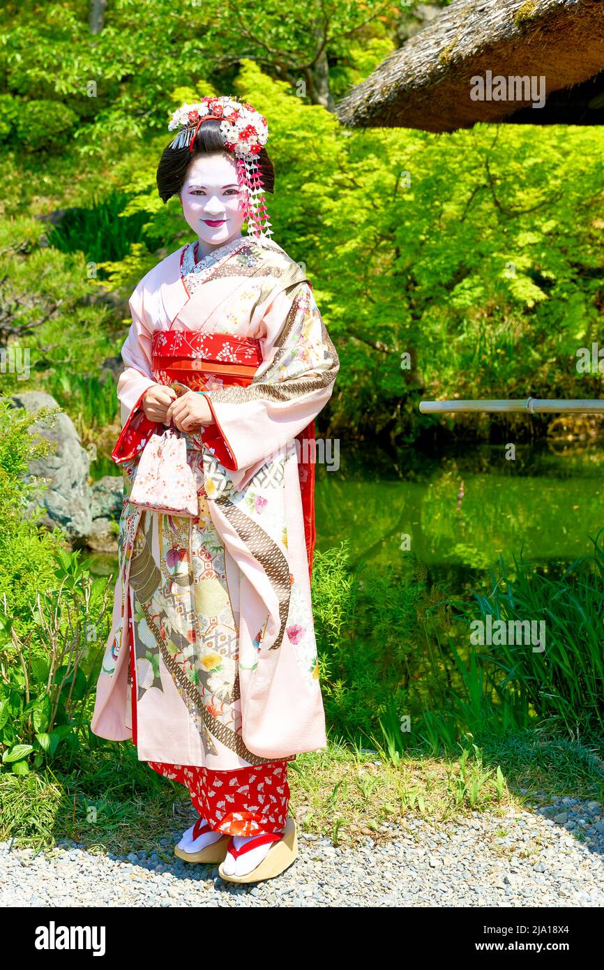 Japón. Kioto. Distrito de Higashiyama. Mujeres con kimono tradicional Foto de stock