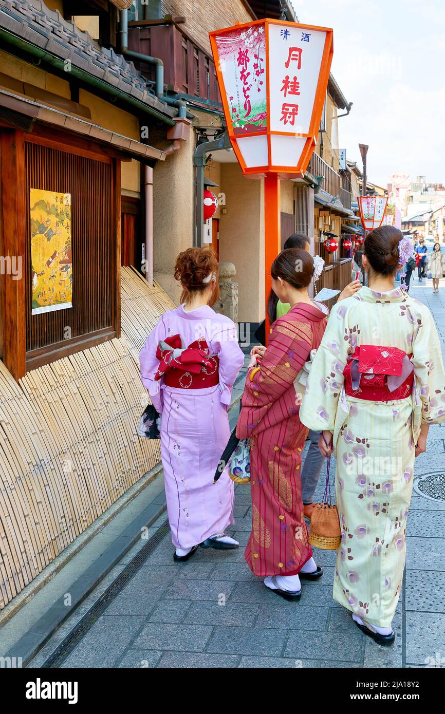 Japón. Kioto. Mujeres jóvenes vestidas con kimono tradicional Foto de stock