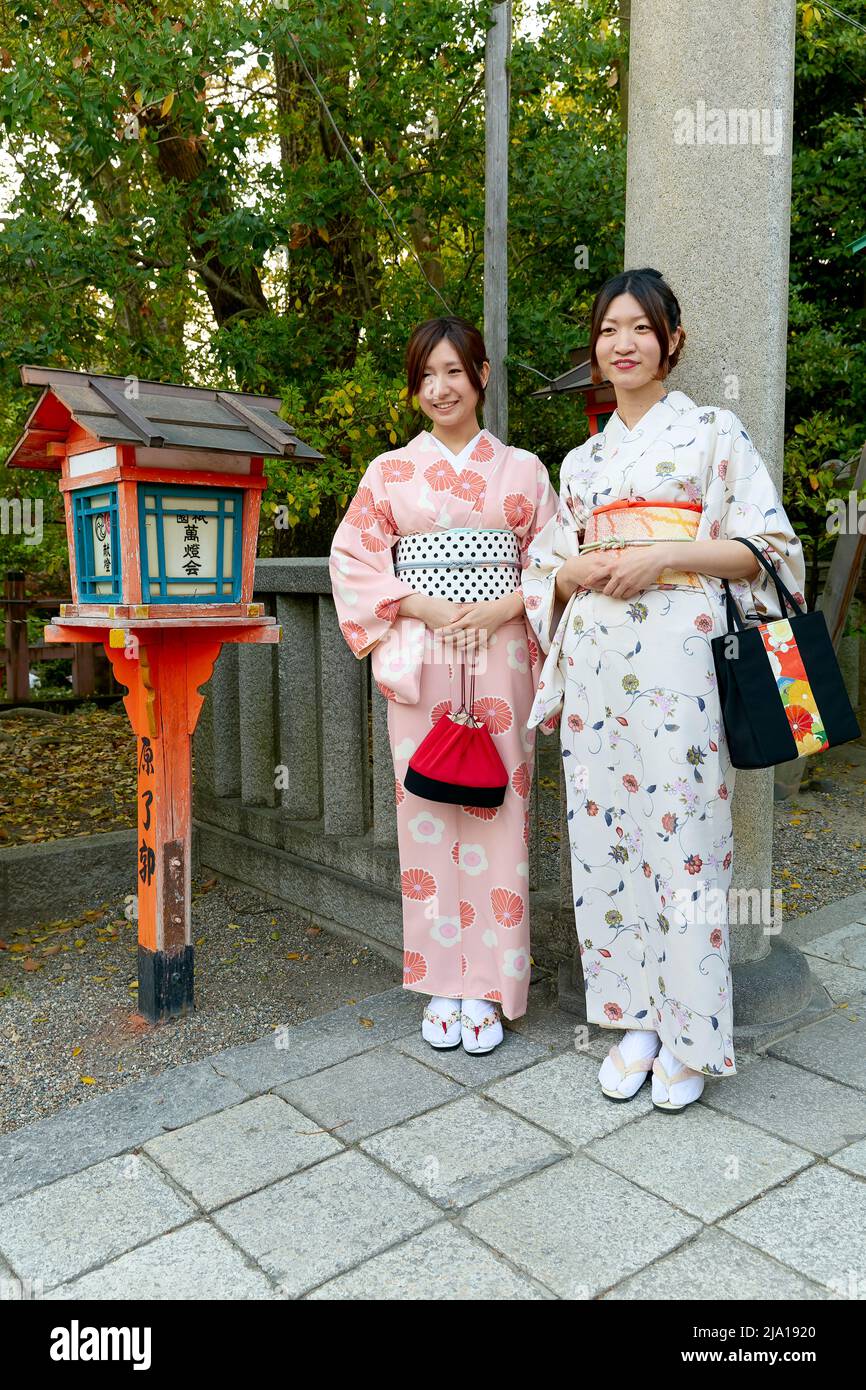Japón. Kioto. Mujeres jóvenes sonrientes en el templo del santuario de yasaka, vestidas con kimono tradicional Foto de stock