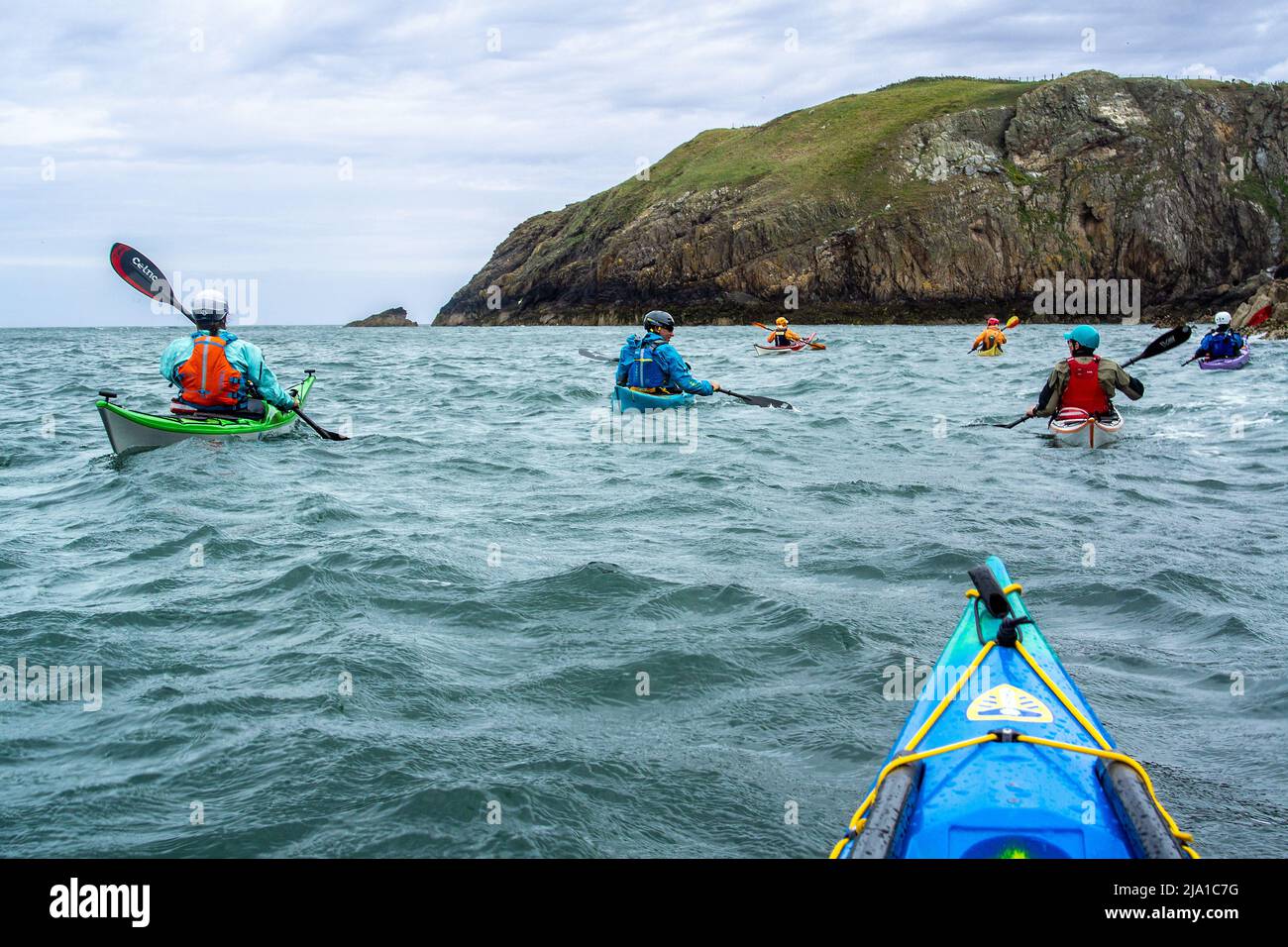 Kayak de mar en Anglesey, Gales del Norte Foto de stock