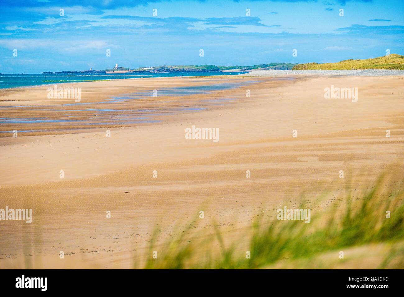 La playa de Newborough en Anglesey, Gales Foto de stock