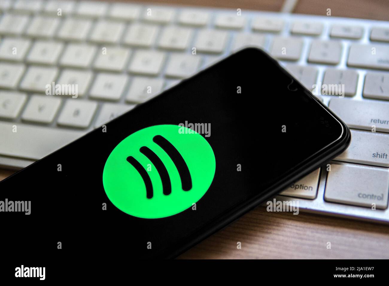 España. 25th de Abr de 2022. En esta ilustración de la foto, aparece un  logotipo de Spotify en un smartphone en la parte superior del teclado del  ordenador. (Imagen de crédito: ©