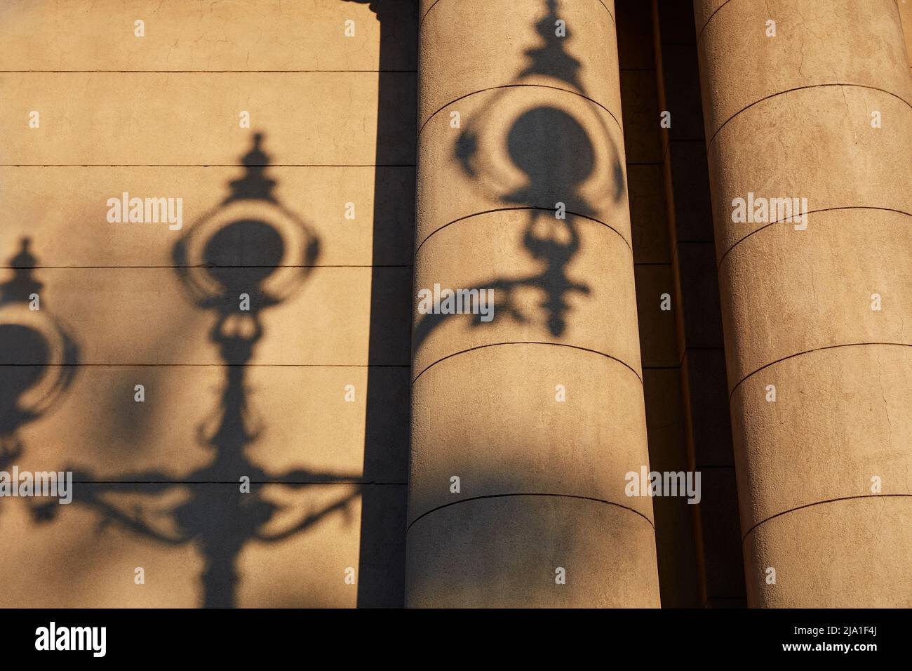La sombra de una de las lámparas decoradas del Teatro Colón en una pared del edificio al atardecer, Buenos Aires, Argentina. Foto de stock