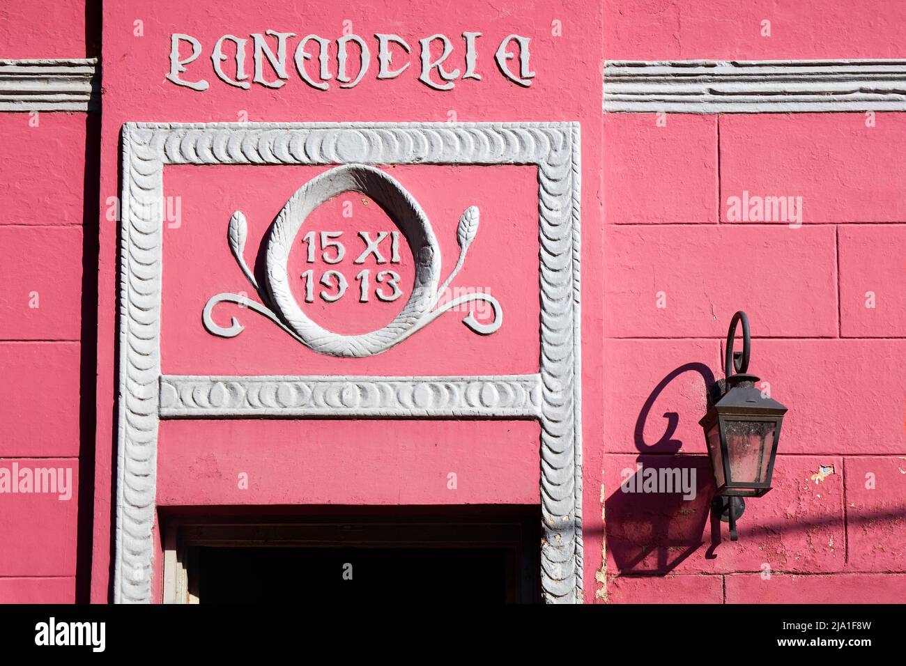 Detalle de la fachada de la panadería más antigua de la Isla Martín García en arquitectura colonial, Río de la Plata, Argentina. Foto de stock