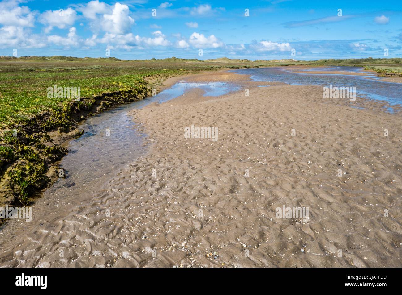 Newborough en el suroeste de Anglesey es una reserva natural costera de dunas de arena y playa Foto de stock