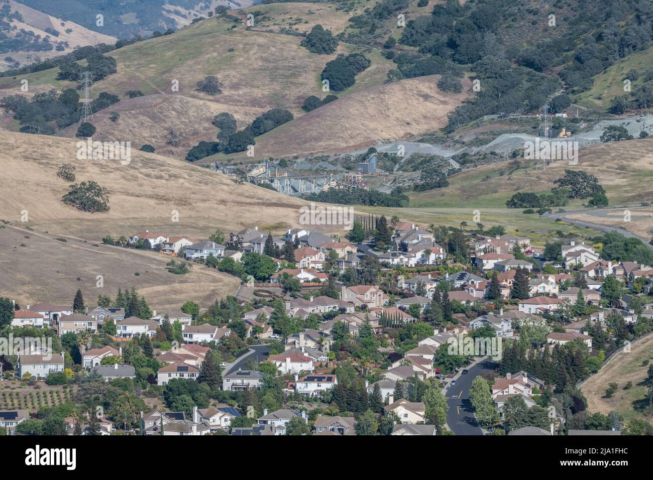 Un barrio residencial al este de la Bahía de San Francisco invade la ladera. Foto de stock