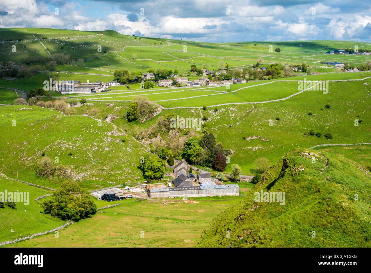 El pueblo de Earl Sterndale, en el Distrito de los Picos, visto desde Parkhouse Hill Foto de stock