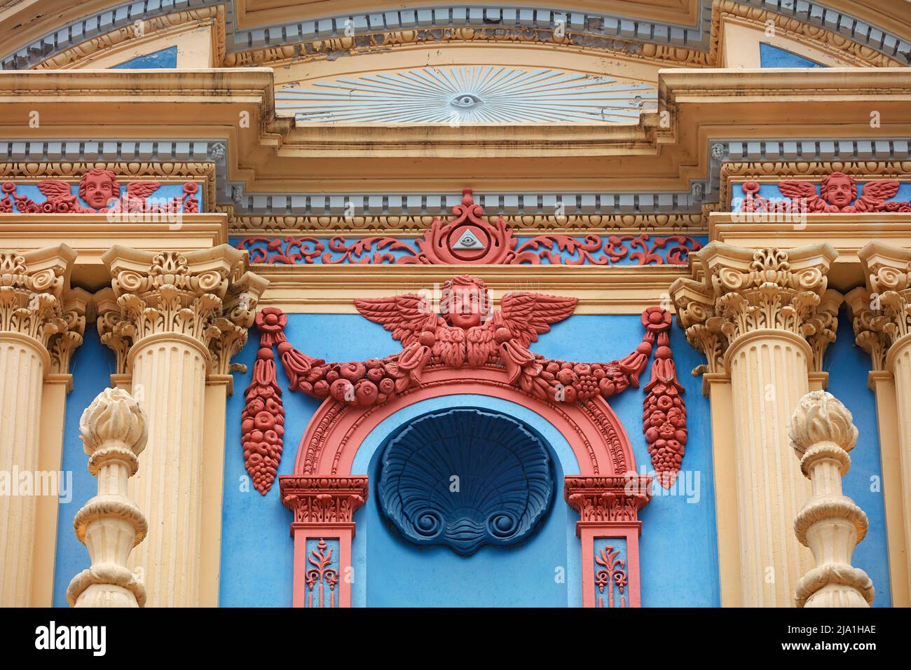 Detalle colorido en la fachada principal de la iglesia Nuestra Señora de la Candelaria de la Viña, Salta, Argentina. Foto de stock