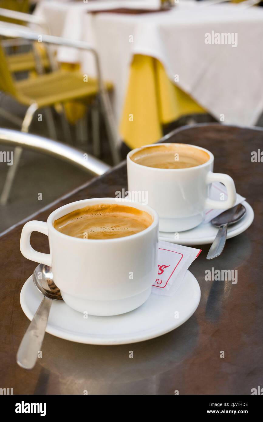 Café con leche espresso con leche caliente café al aire libre cordoba  españa H Fotografía de stock - Alamy