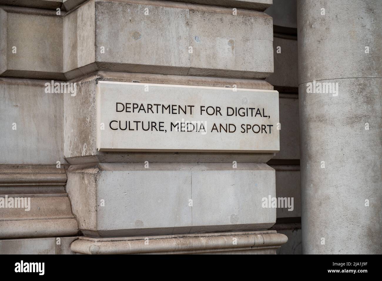 Londres, Reino Unido - 3 de mayo de 2022: El letrero para el Departamento de Digital, Cultura, Medios y Deporte en Londres Foto de stock