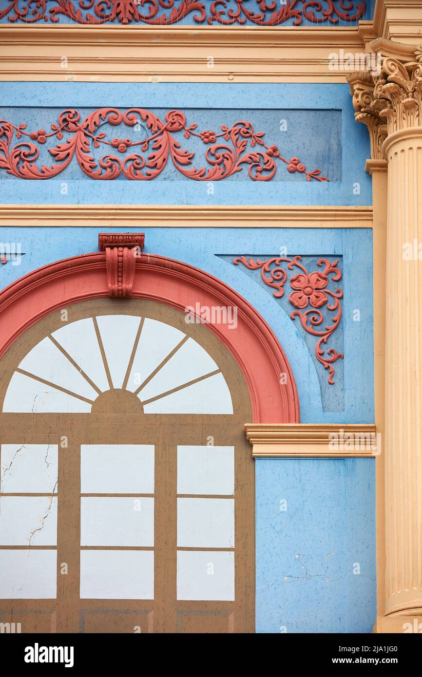 Detalle colorido en la fachada principal de la iglesia Nuestra Señora de la Candelaria de la Viña, Salta, Argentina. Foto de stock