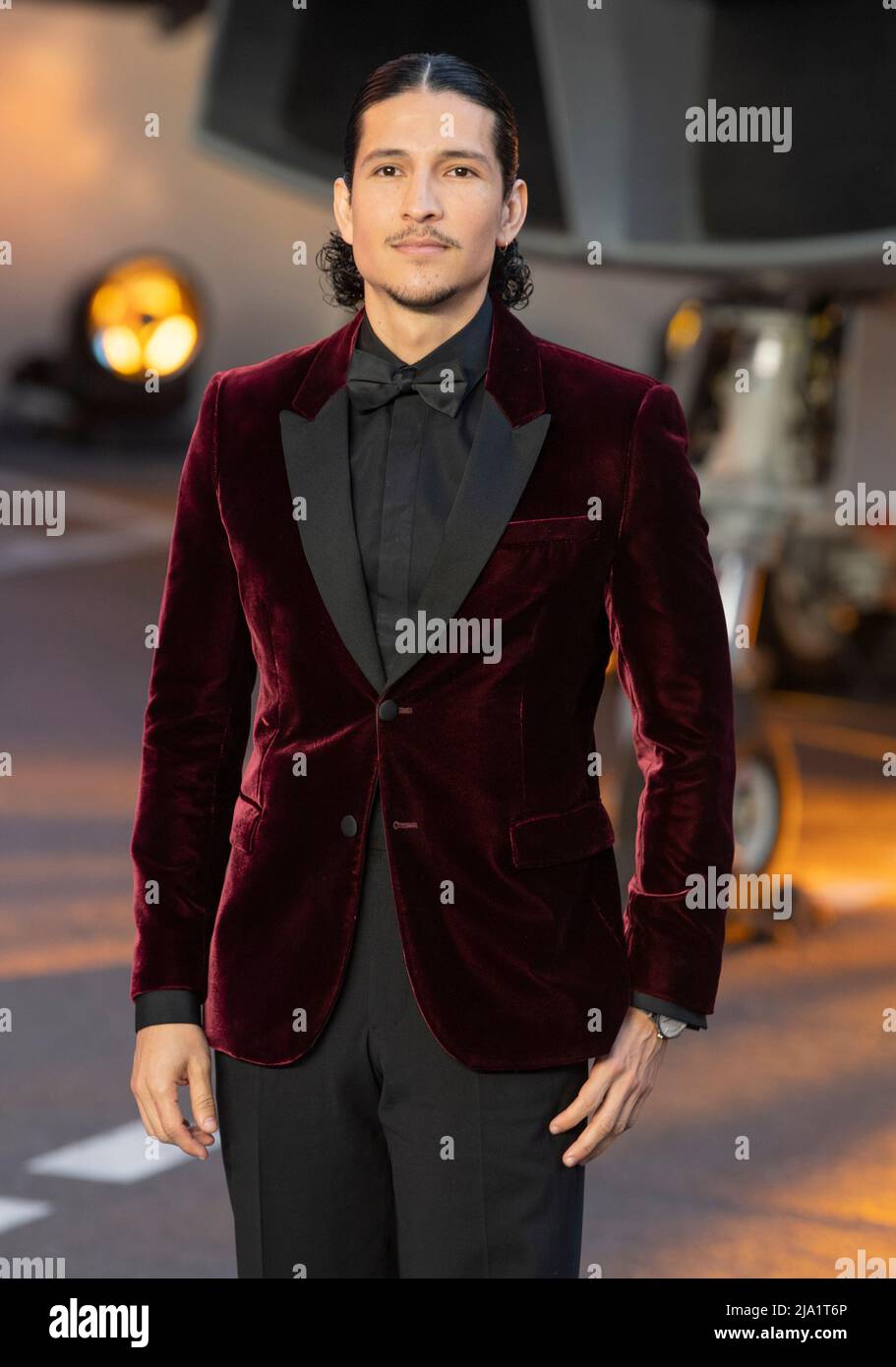 Danny Ramírez asiste a 'Top Gun: Maverick' Royal Film Performance en Leicester Square el 19 de mayo de 2022 en Londres, Inglaterra. Foto de stock