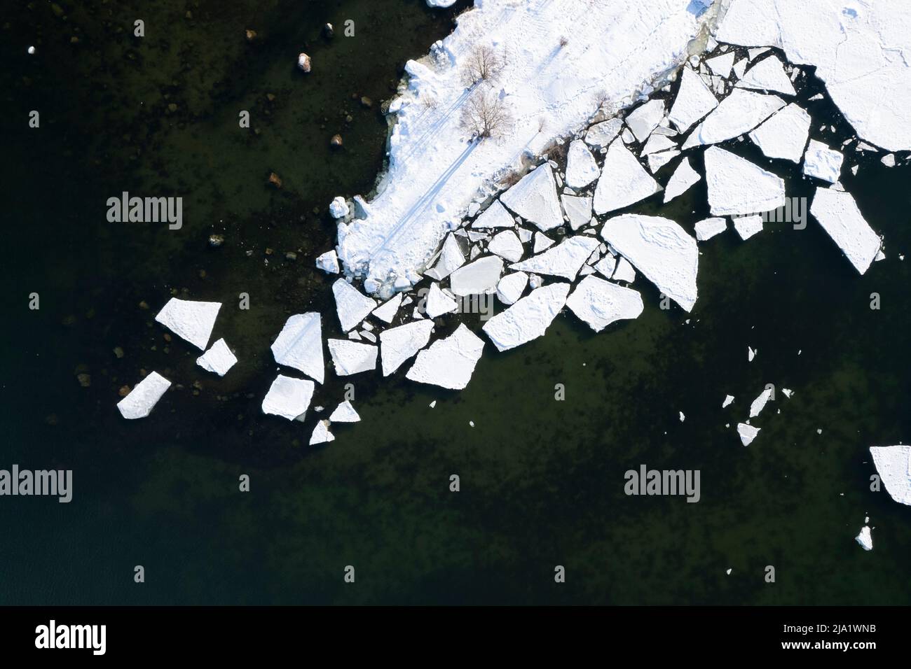 Patrones formados por el hielo marino desde arriba Foto de stock