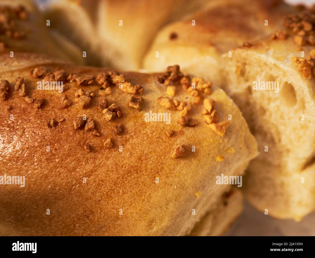 Un bagel de cebolla en rodajas y con mantequilla, el pan clásico de la Europa oriental judía Foto de stock