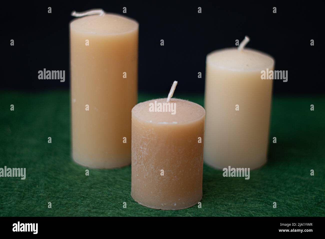 Tres velas sin encender Fotografía de stock - Alamy