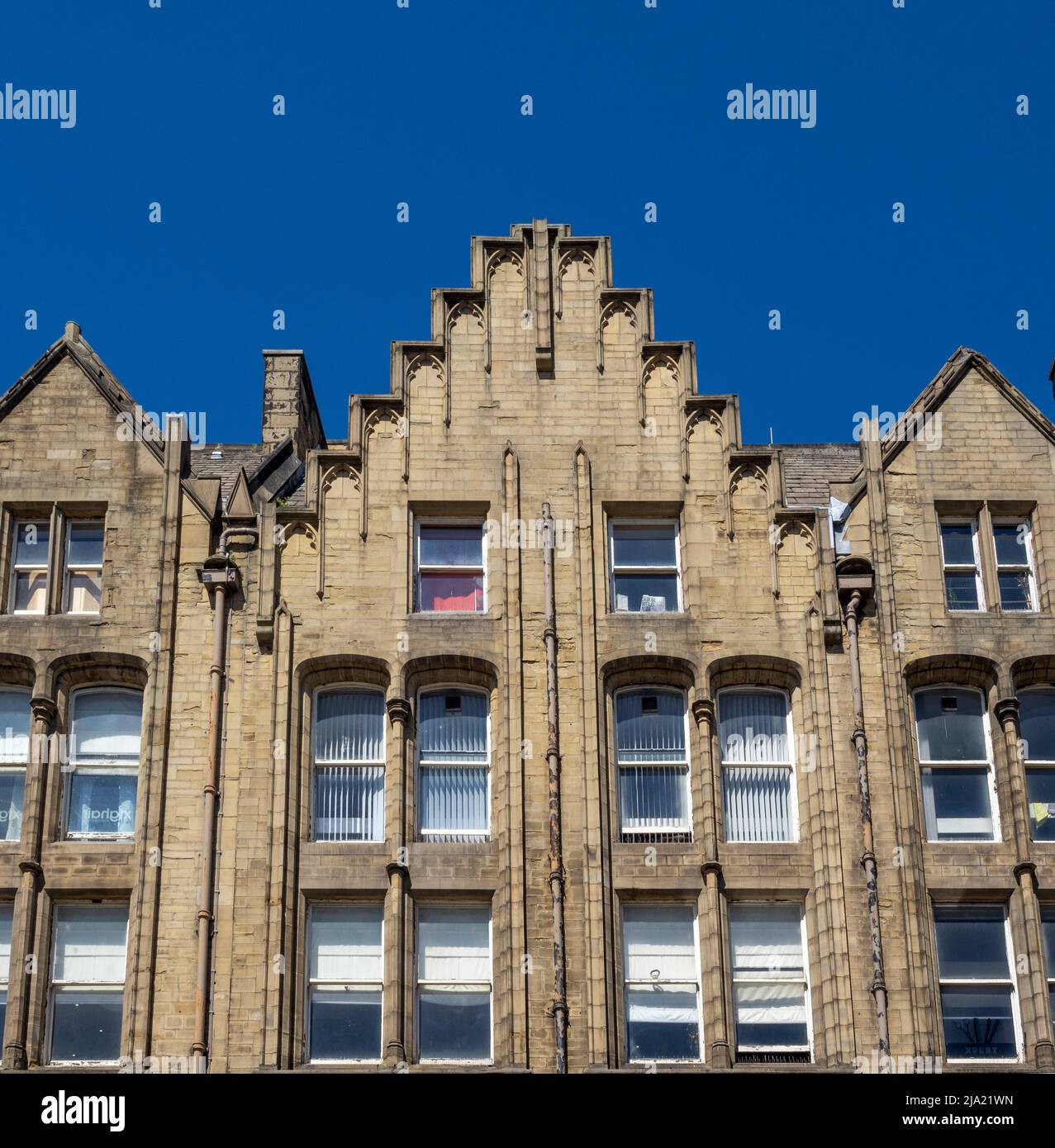 El crow-escalonado hastial del grado II listó a Byram Arcade en Huddersfield, West Yorkshire. Foto de stock