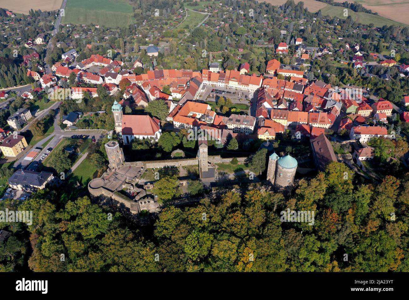 Foto de drone, tiro de drone, castillo histórico medieval, complejo del  castillo Stolpen, con vistas al pueblo, Osterzgebirge, sajón Suiza, Sajonia  Fotografía de stock - Alamy