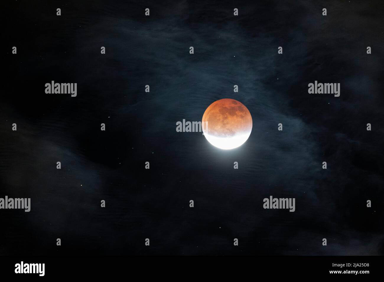 Luna de Sangre y Thin Hazy Nubes Foto de stock