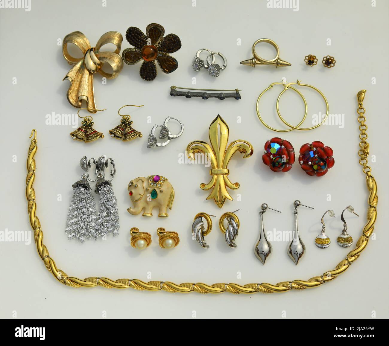 Vendimia traje bisutería lote colección broche collar pulsera accesorio de  moda Fotografía de stock - Alamy